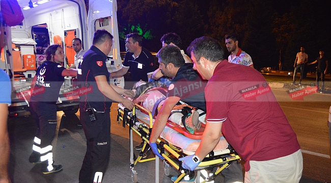 Kaldırımda yürüyen yayalara otomobil çarptı: 6 yaralı