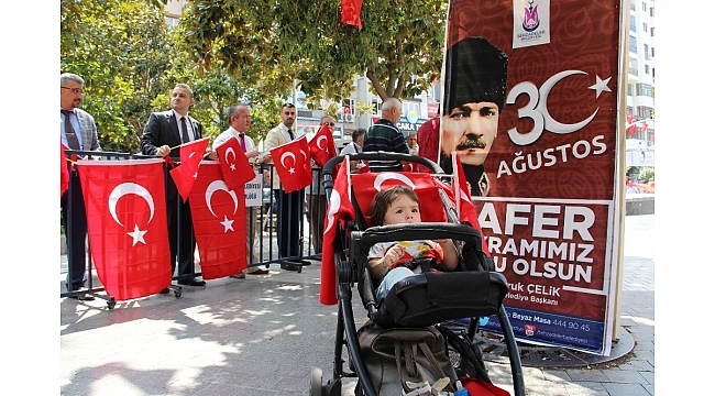 Bayrakları şehit yakınları ve gaziler dağıttı