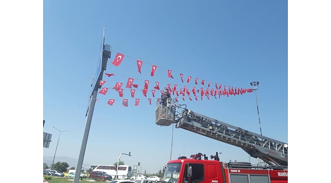 Manisa bayraklarla donatıldı