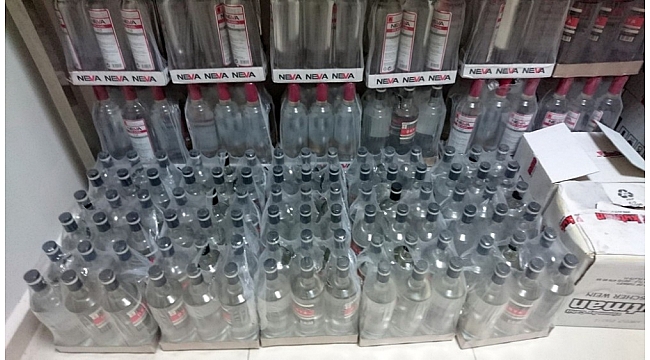 Manisa'da yüzlerce şişe kaçak içki ele geçirildi