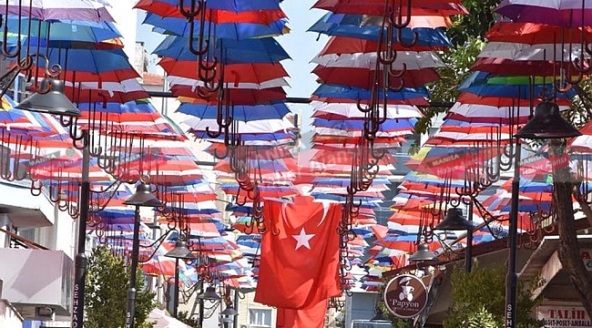 Manisalılardan Şemsiyeli Sokak'a yoğun ilgi