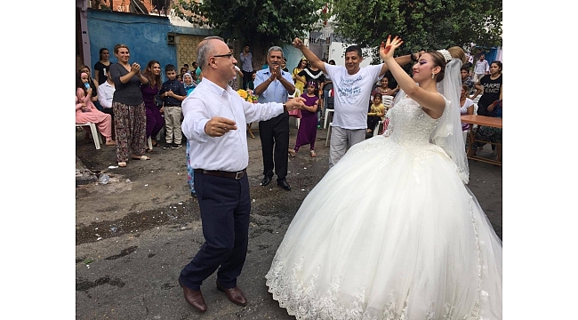Nikahı kıyan başkan, gelin ve damatla karşılıklı oynadı