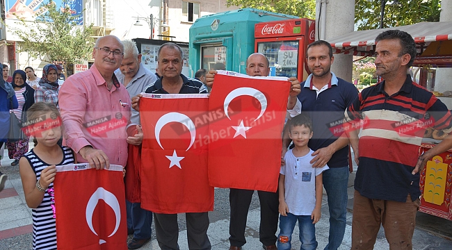 Şehzadeler'den vatandaşlara 2 bin Türk Bayrağı