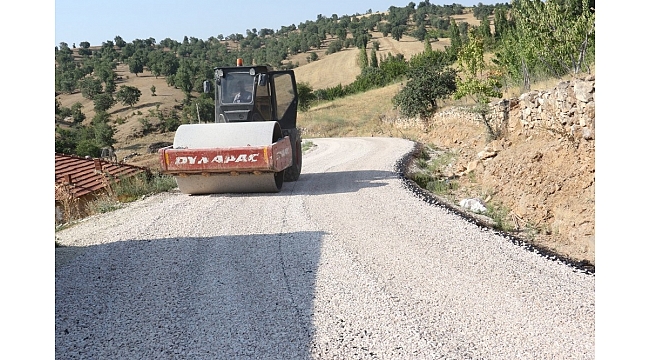 Selendi'de bozulan yollar asfaltlanıyor