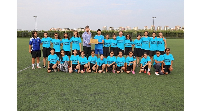 Turgutlu esnafı kadın futbol takımına sahip çıkıyor