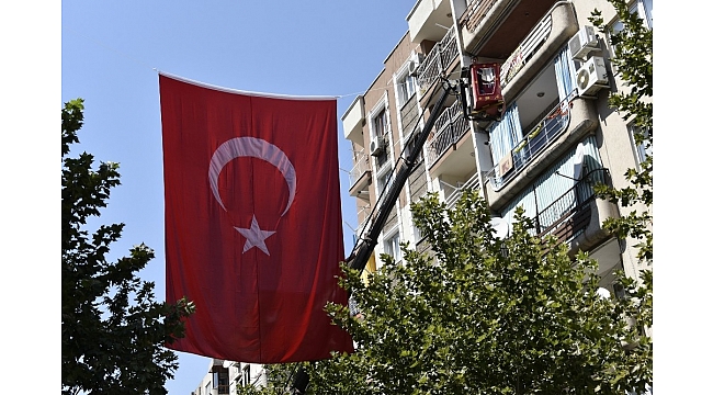 Yunusemre'de caddeler bayraklarla donatıldı