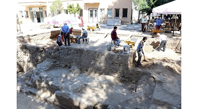 Akhisar'da bulunan Roma dönemine ait tapınağın altından tarih fışkırıyor