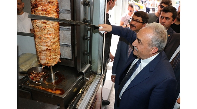 Bakan Fakıbaba, Manisa'da ayak basmadık yer bırakmadı