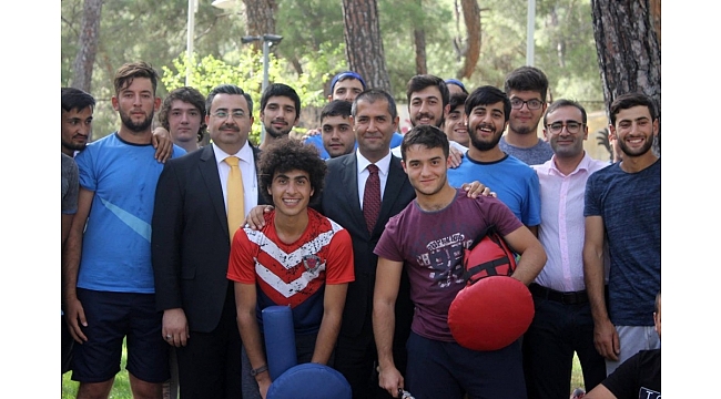 Kaymakam ve başkanı 'Matrak'la karşıladılar