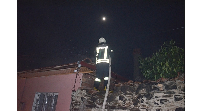 Kula'da ahşap evde çıkan yangın korkuttu