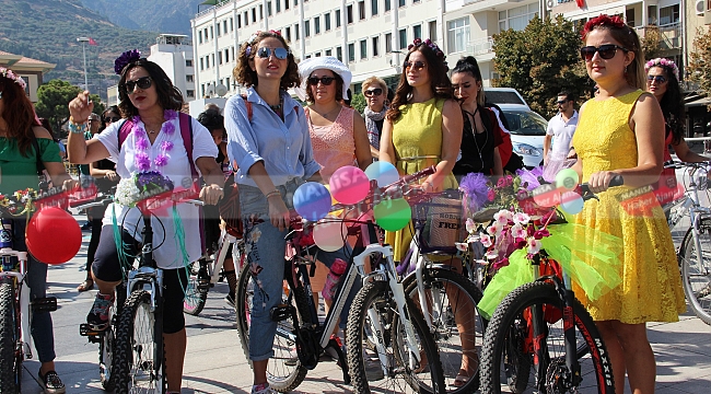 Manisa süslü kadınlarla tanıştı