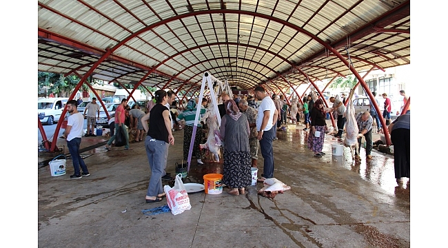 Manisalılar kurbanlarını kesti