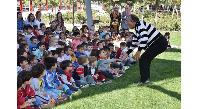 Minikler pandomim sanatçısıyla hem eğlendi hem öğrendi