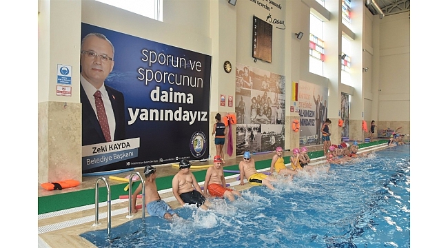 Salihli'de yaz-kış yüzme öğretiliyor
