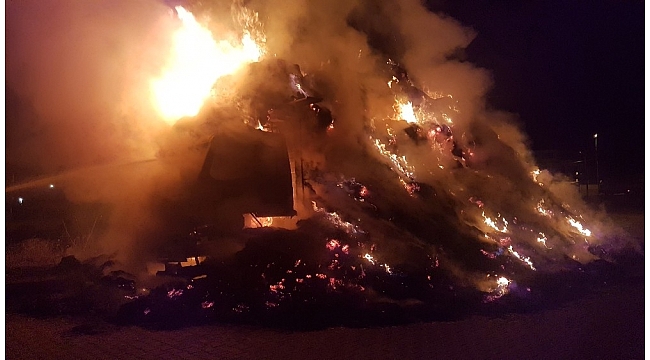 Saman yüklü iki kamyon alev alev yandı
