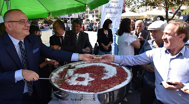 Manisa'da 10 bin kişilik aşure dağıtıldı