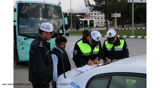 Polisler otobüslere yolcu gibi binip kural ihlallerini denetledi