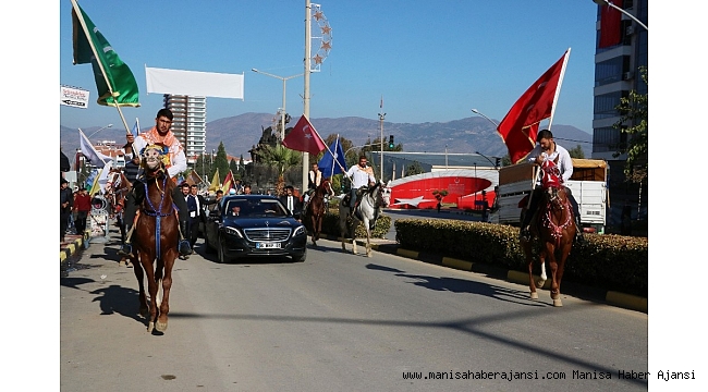 Atlarla karşılanan Bahçeli'ye ilginç hediye