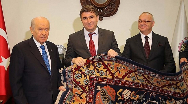 Bahçeli'ye Kula halısı hediye edildi