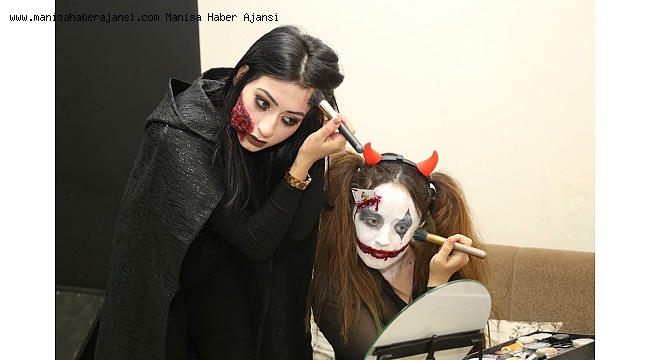 Kursiyerler makyajla 'Kadına şiddete hayır' dedi