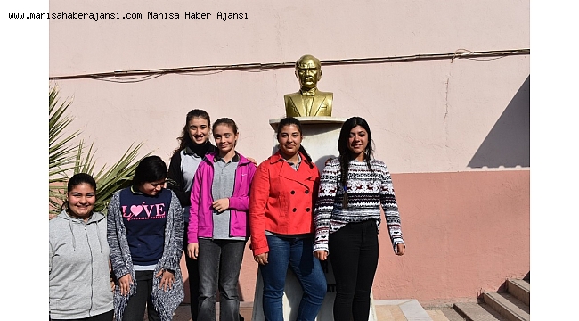 Okulun Atatürk büstü Yardım Sevenler Derneği'nden