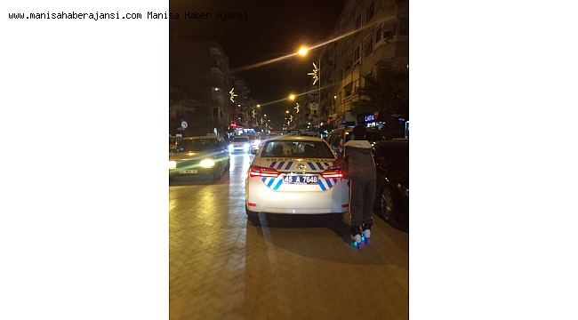 Patenli genç polis otosuna tutunarak ilerledi