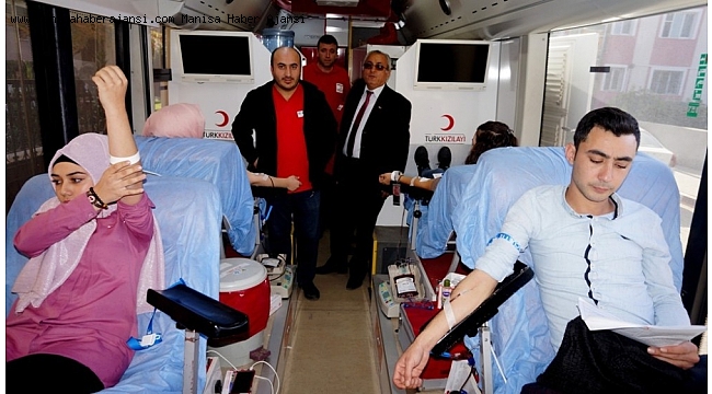 Sarıgöl'de üniversite öğrencilerinden kan bağışı