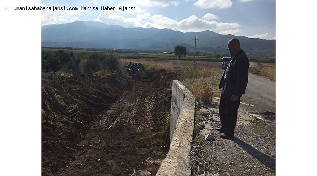Tarım arazilerinden geçen dere temizleniyor