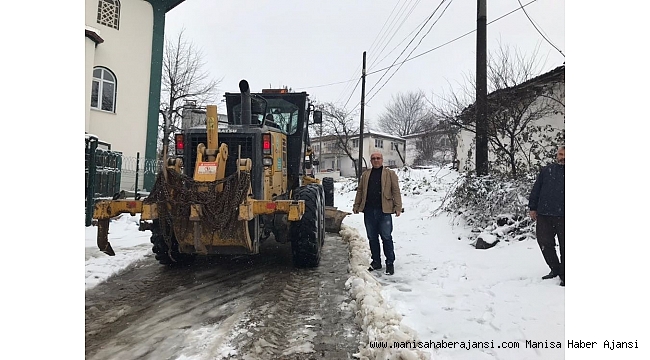 Ekipler Kırkağaç&#039;ta karla mücadele ediyor