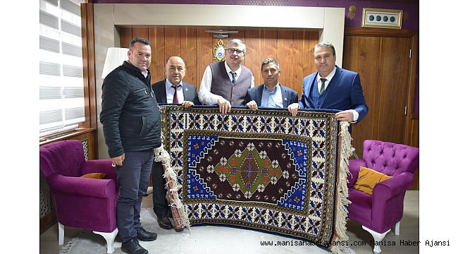Kadınların dokuduğu ilk halıyı Başkan Çerçi aldı