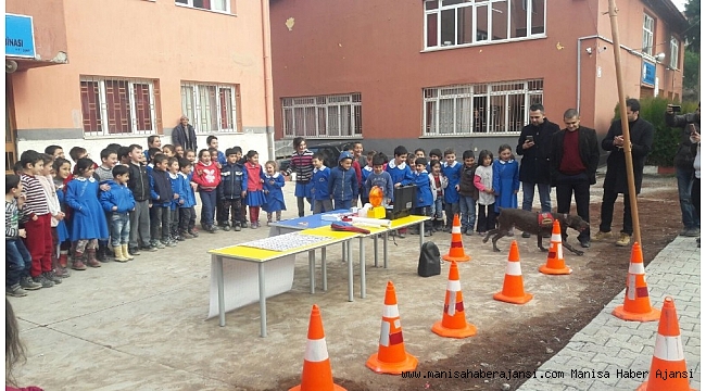 Öğrenciler narkotik köpeği &#039;Vicdan&#039;ı çok sevdi