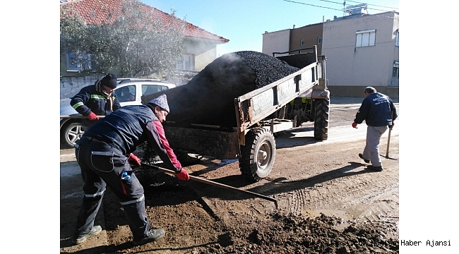 Alaşehir'in mahallelerinde asfalt yama çalışması devam ediyor