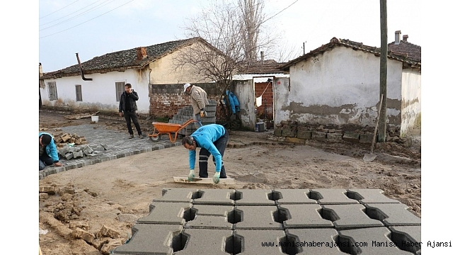 Ambulans şoförünün sırtında taşıdığı engelli yaşlıya yardım eli