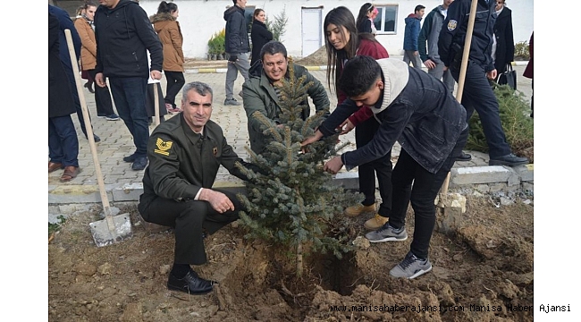Fidanlar okul bahçesinde hayat buldu
