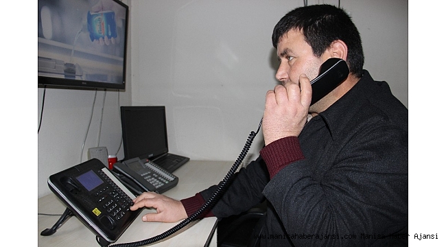 Gözleri görmese de sesiyle hayata tutunuyor