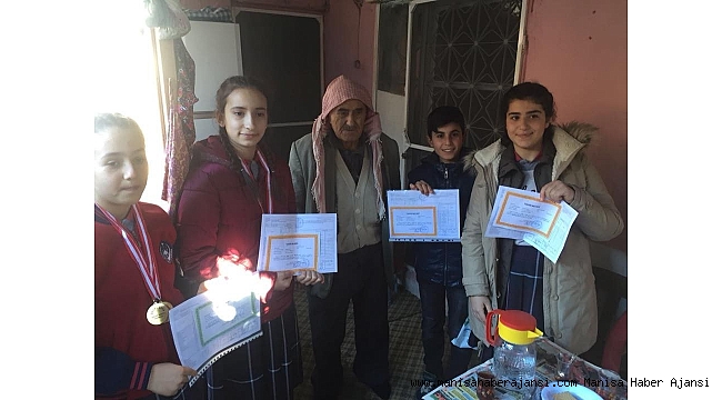 Karnelerini alıp şehit babasına koştular