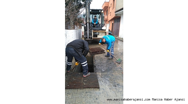 Kırkağaç&#039;ta yağmur suyu ızgaralarına temizlik
