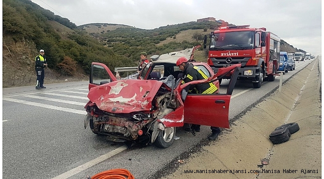 Kula&#039;da otomobil kamyona çarptı: 2 yaralı