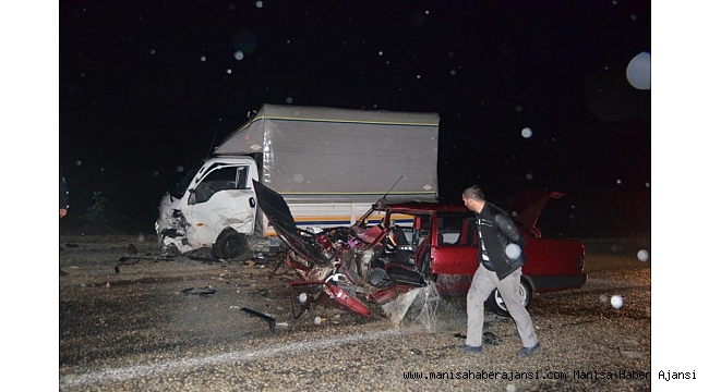 Manisa&#039;da kamyonet ile otomobil kafa kafaya çarpıştı: 6 yaralı