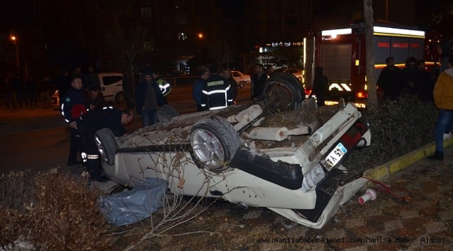 Otomobil ağaca çarparak ters döndü