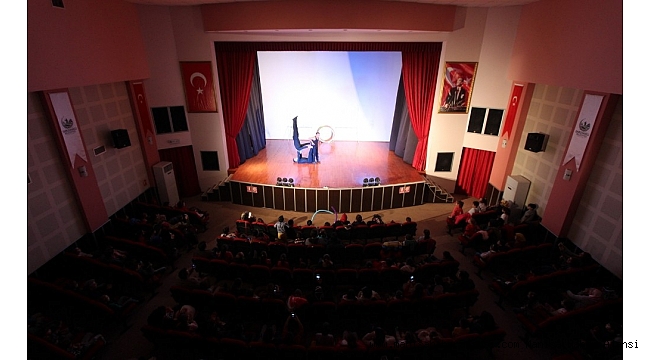 Saruhanlı Belediyesinden öğrencilere sirk gösterisi