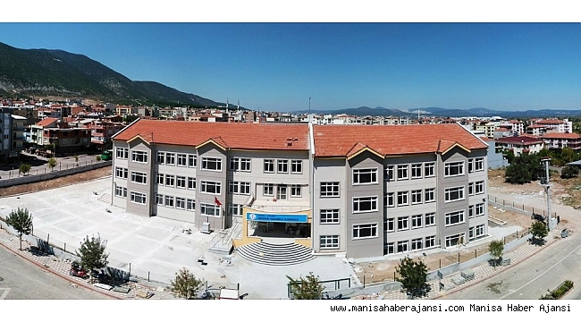 Yeni okullarına karne gününde kavuştular