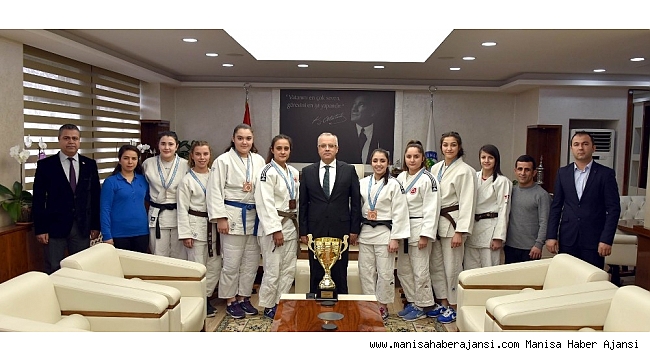 Başkan Kayda, şampiyon judocuları ödüllendirdi