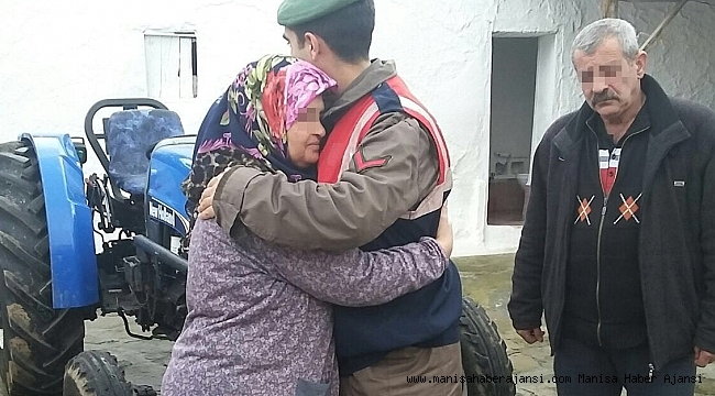 Çalınan traktörlerini bulan jandarmaya sarıldı