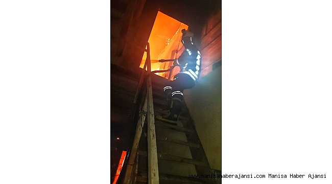 Çift katlı çiftlik evi küle döndü