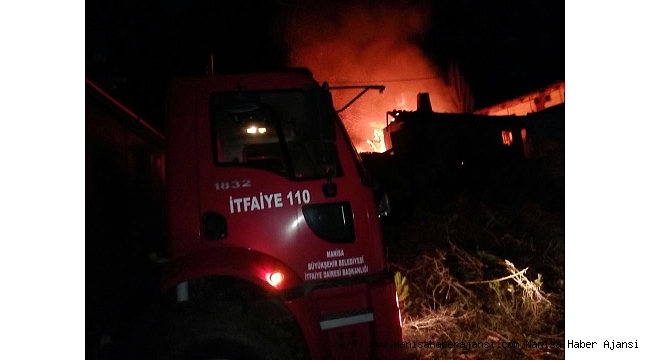 Demirci&#039;de iki ailenin yaşadığı ev yanarak kül oldu