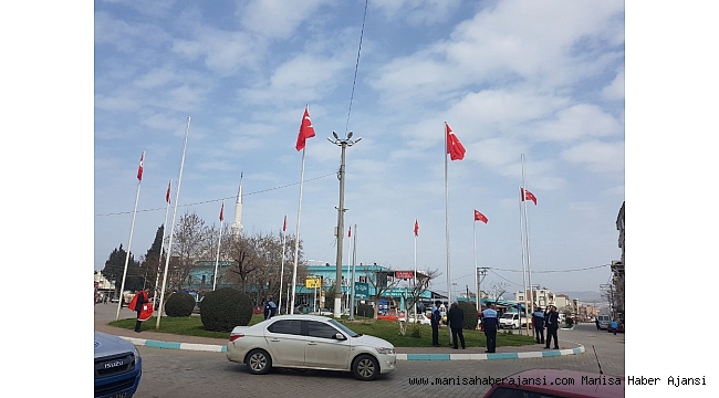 Gölmarmara&#039;daki Türk bayrakları yenilendi