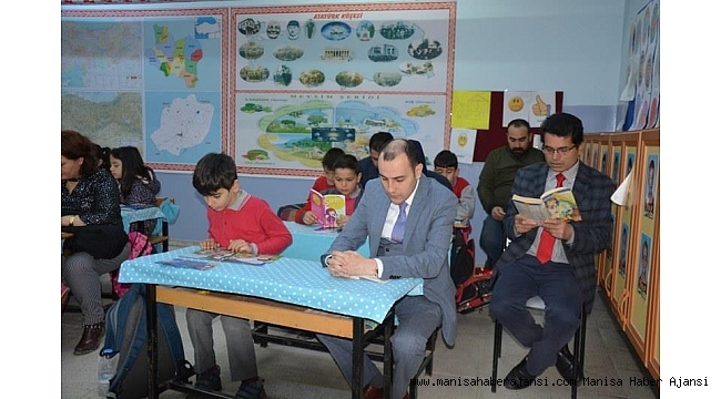 Kaymakam Pamuk öğrencilerle aynı sırada oturup kitap okudu