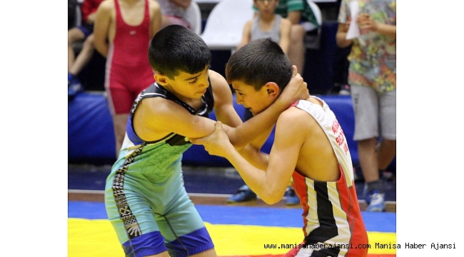 Manisa&#039;da okullar arası yıldızlar güreş müsabakaları