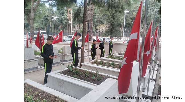 Minik futbolcular şehitlikte Mehmetçik için dua etti